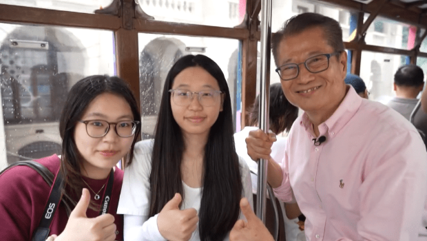 陈茂波回归日搭免费电车，与市民闲话家常