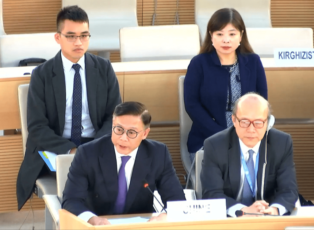 律政司副司长张国钧去年3月在瑞士日内瓦出席联合国人权理事会第55届会议,就《基本法》第二十三条立法发言。 政府新闻处提供.png 律政司副司长张国钧去年3月在瑞士日内瓦出席联合国人权理事会第55届会议,就《基本法》第二十三条立法发言。 政府新闻处提供.png