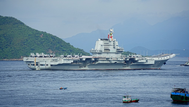 山东舰访港︱山东舰停泊香港水域，傍晚举行甲板招待会