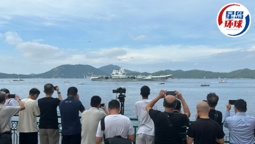 市民“霸靓位”观看航母群大感兴奋