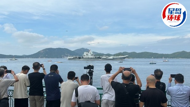 山东舰访港 | 市民“霸靓位”观看航母群，学生：有种自豪感
