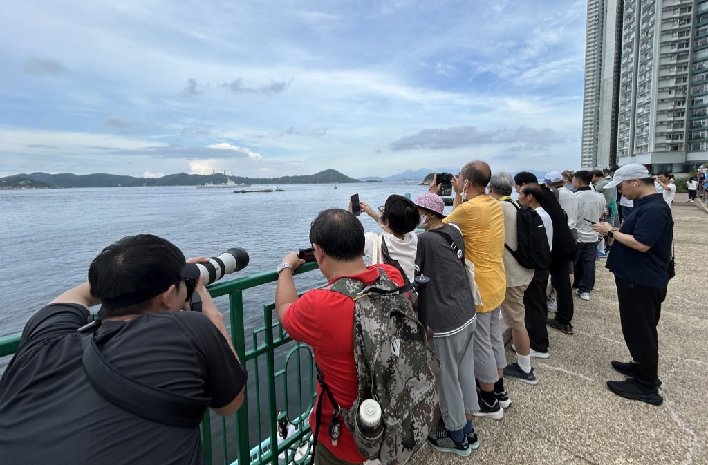 大批市民在海怡半岛海滨长堤观看山东舰航母群访港。