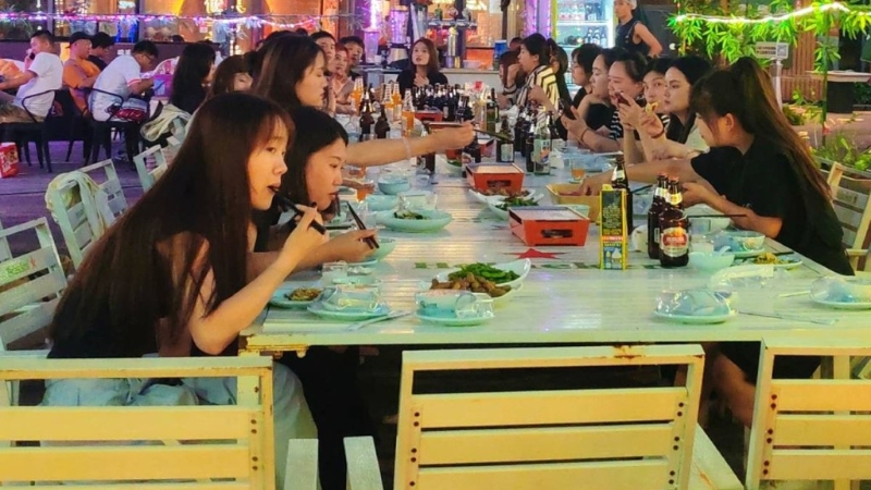 包间消费减少，北京不少餐厅在店门外摆摊开拓生意出路。