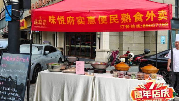 内地餐饮市场迎来不景气，许多中高档食肆也要在门外摆摊求生存。