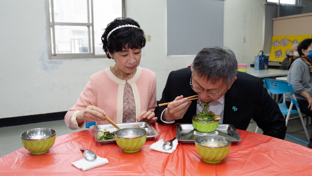 陈佩琪在脸书PO出他跟柯文哲以前共餐的照片