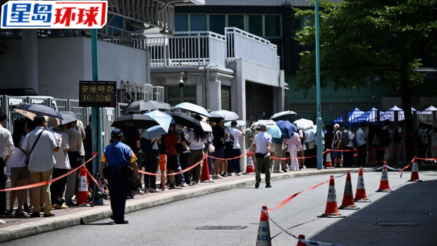山东舰访港｜有市民冀儿子参与贡献国家军事发展，有长者称不懂网上抢票，期待下次“派长者票”