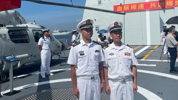 山东舰访港︱市民参观湛江舰运城舰，邀官兵合照与武器打卡，解说员大赞热情友好
