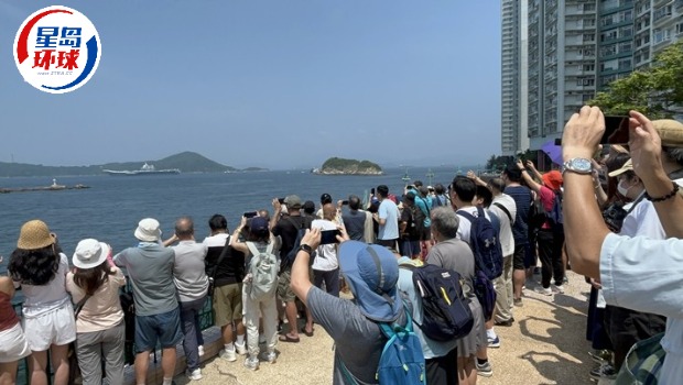 市民挥舞国旗欢送山东舰编队，舰队响号回应，广州学生：心情激动