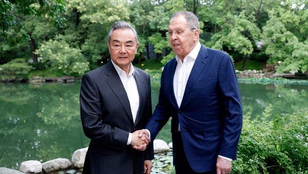 王毅晤俄外长拉夫罗夫，讨谕朝鲜半岛及乌克兰危机等议题。