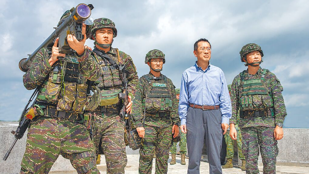 顾立雄（右二）视导陆战队演练，人携式刺针导弹首度公开亮相。