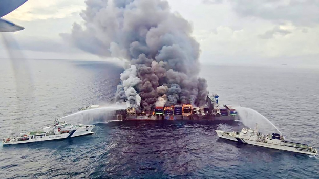 “万海503旺春轮”6月9日航经印度西岸外海时爆炸着火。 法新社