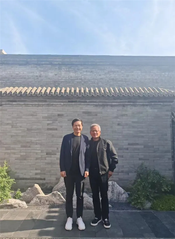 雷军（左）与黄仁勛与的合照成为热话。