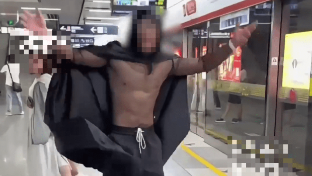 杭州地铁惊现“黑丝男”爬进车厢，引发恐慌。