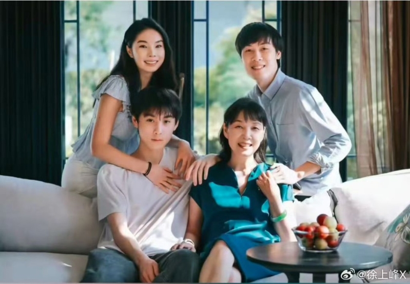 杜建英与3子女合照，大子宗继昌（后右）、二女宗婕莉、三子宗继盛。网图
