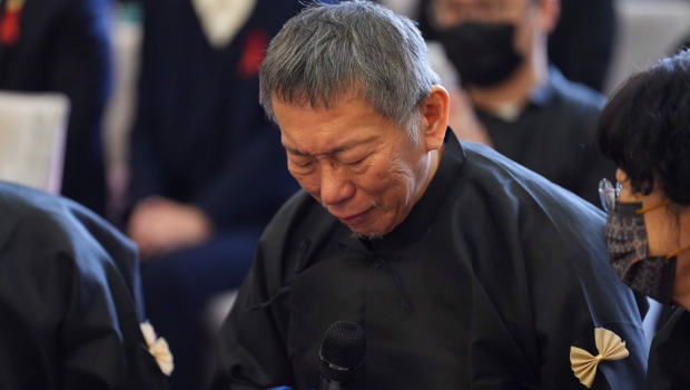 柯文哲直言，证人陈俊源今天出去一定哭了。图为民众党前主席柯文哲出席父亲告别式时痛哭画面。