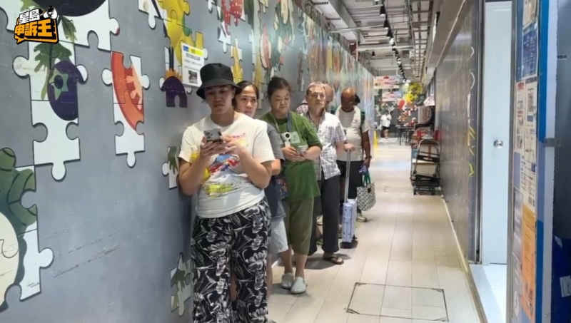 多区自提点门外都排满来取货的市民。