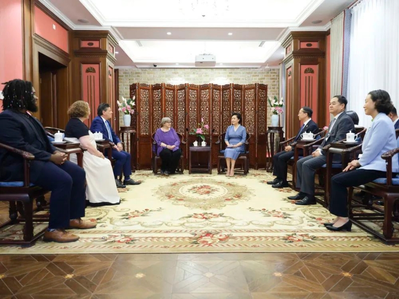 联谊活动前，彭丽媛会见穆言灵和贝隆