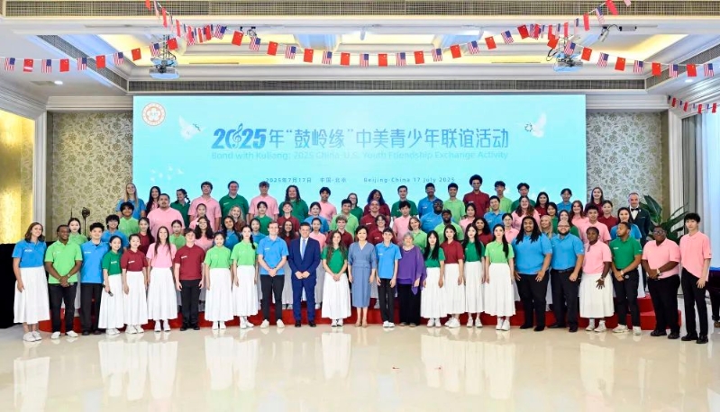 彭丽媛同两国青少年和友人合影留念