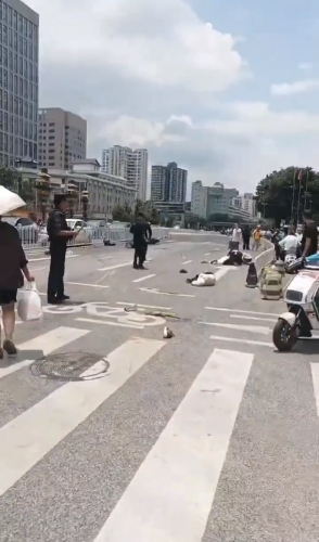 越野车昆明闹市撞行人逃逸