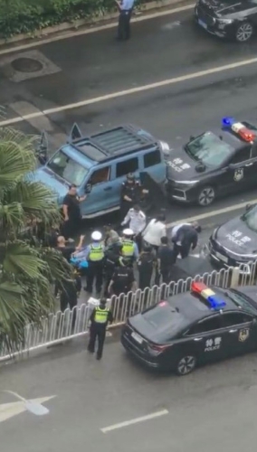 越野车昆明闹市撞行人逃逸1