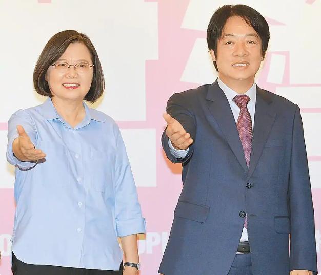 蔡英文（左）