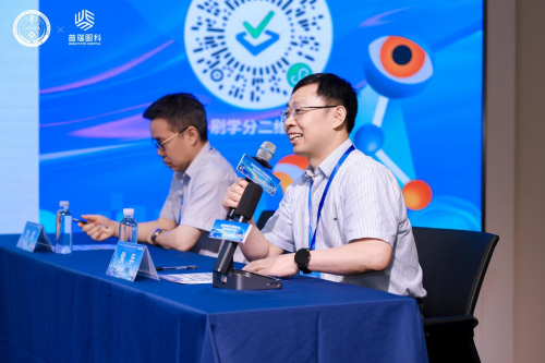 左：广州番禺普瑞眼科医院刘斌教授  右：普瑞眼科医院集团医务总监侯兵教授