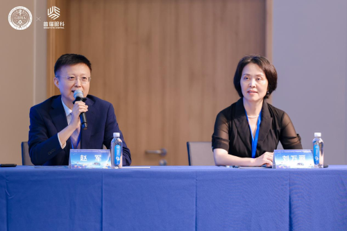 左：深圳市人民医院赵军教授  右：深圳普瑞星耀眼科医院刘万丽教授