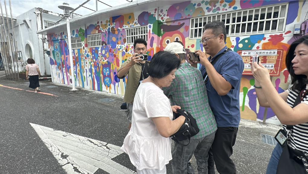 叶春莲今天前往投票时，遭1名妇人阻挡去入。