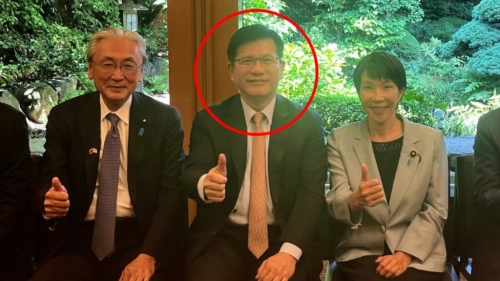 台湾外长林佳龙（红圈）访日，外交部亚洲司司长刘劲松25日紧急约谈日本驻中使馆首席公使横地晃。