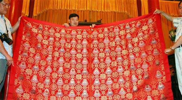 2009年6月，南京云锦研究所人员将价值16万多元的“云锦真金八吉祥宝莲纹妆花缎袈裟”送达少林寺，释永信称只收藏不会穿。