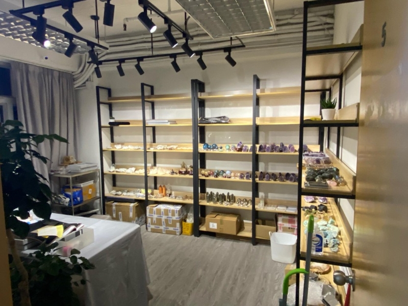 为扩展客路，之后搬去观塘一工厦劏铺开设门市。