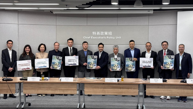 立法会议员陈祖恒昨日（30日）联同香港纺织业联会及香港纺织商会代表，提交《2025年施政报告》联合建议书。