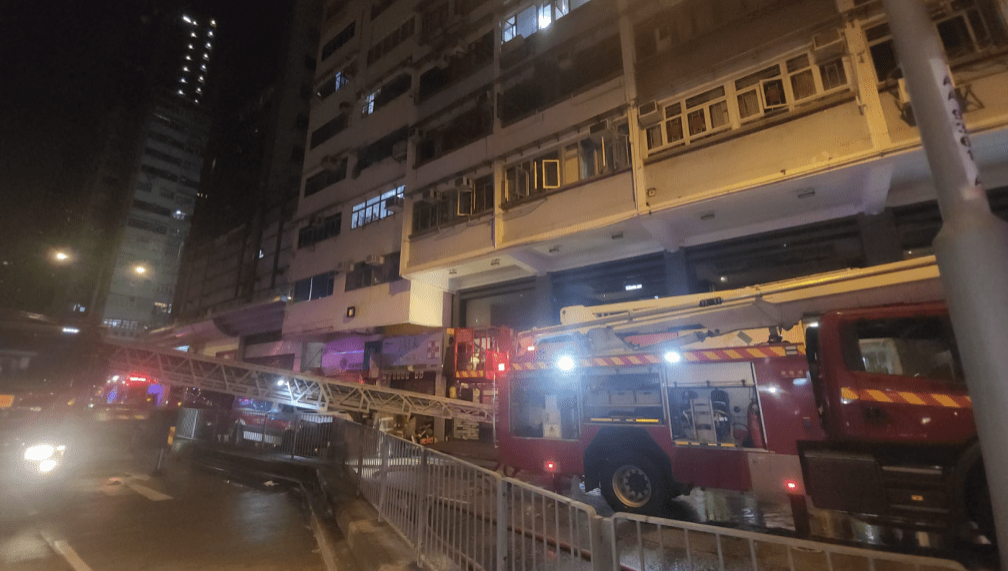 起火现场为洗衣街111至121号建煌华厦。