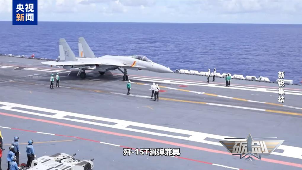 歼-15T停靠在航空母舰甲板上。 歼-15T停靠在航空母舰甲板上。