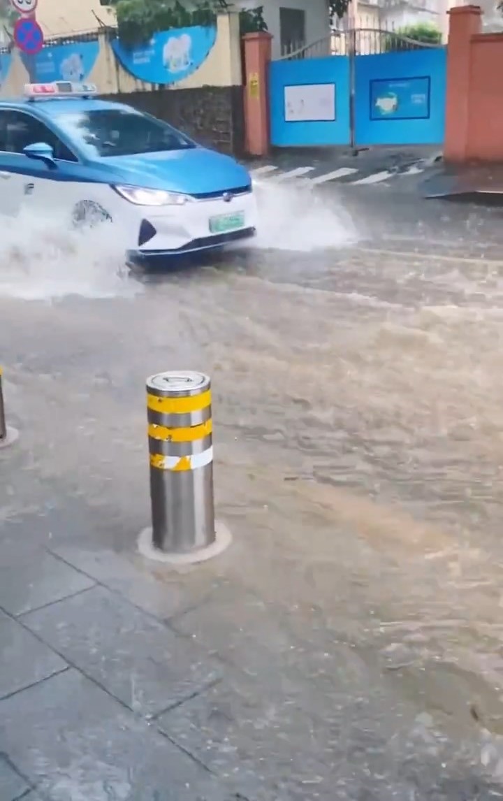 深圳多区出现水浸。