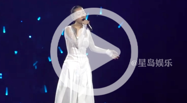 陈奕迅女儿签约华纳后首登台，网民点评：天生明星相