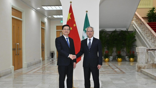 李家超（左）与澳门特区行政长官岑浩辉（右）在澳门特区政府总部合照。