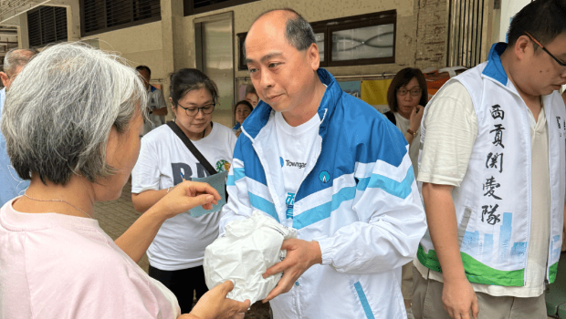煤气公司黑雨下落区派食物，社区关系联络组采紧急应变措施