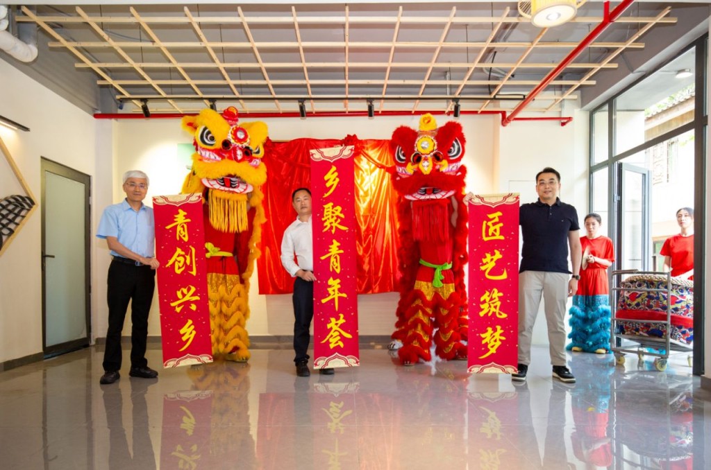黄宗义署理总干事(右一)为“青年会手工坊”主持开幕仪式。