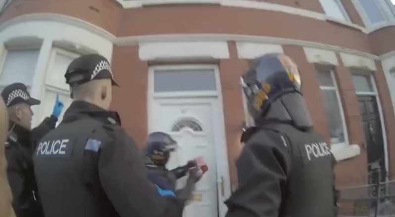 英国警方凭鹦鹉说话片段瓦解贩毒集团。