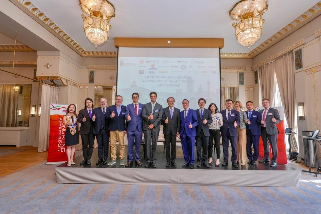 毛乐礼积极参与海外论坛，包括到法国巴黎参与研讨会，向外界解说香港独特的普通法制度。