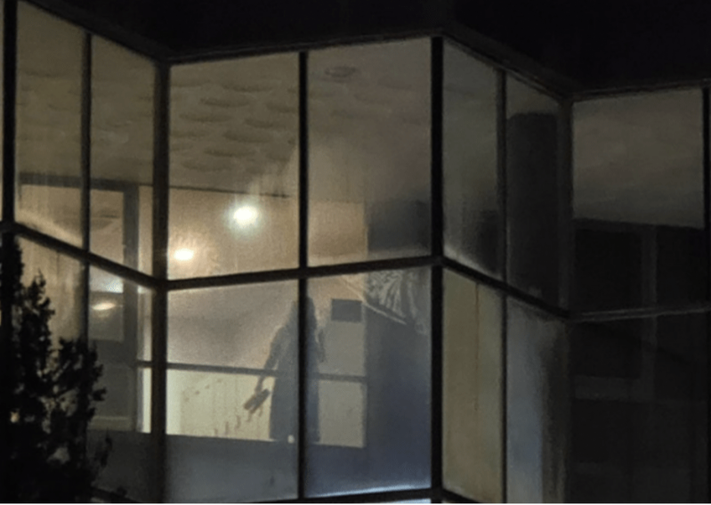 A先生还要求酒店配合，求证事件，果然当他的妻子在桑拿房站着时，由于桑拿房里空无一人，从草坪上就能清楚地看到她。