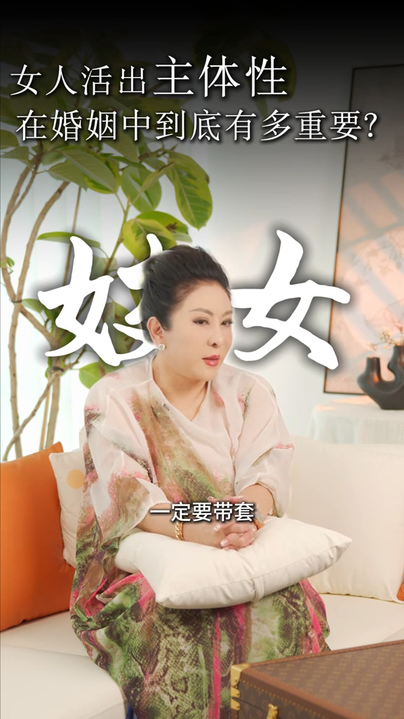 向太近日拍片表示，老公向华强可以带妓女回房间，但必须戴套。