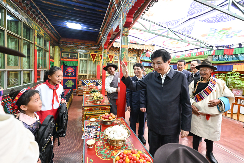 王沪宁和中央代表团部分成员来到白朗县嘎东镇阿亚村考察乡村振兴工作，了解群众生产生活情况。