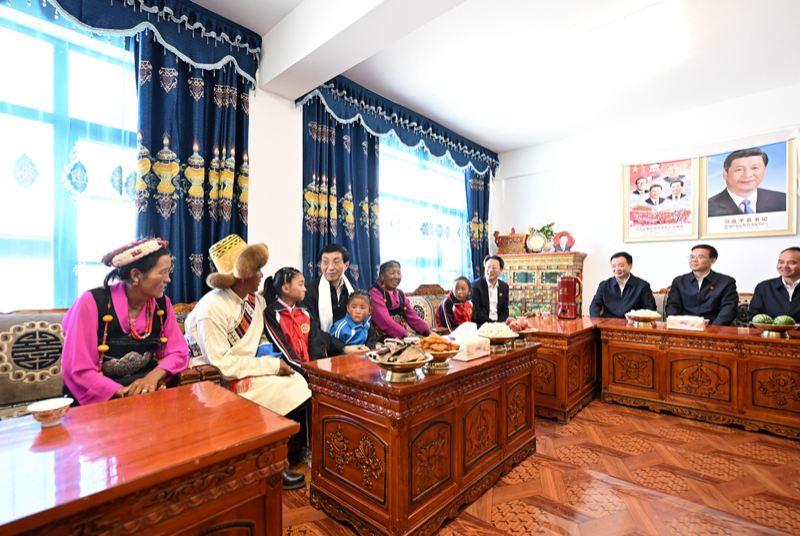 王沪宁和中央代表团部分成员来到定日县长所乡森嘎村考察地震灾后恢复重建和受灾群众搬迁入住情况，看望受灾群众。