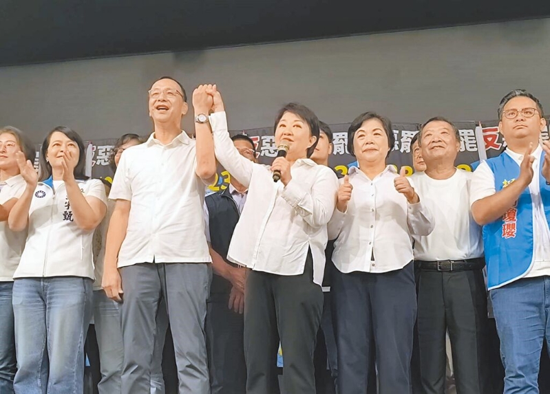 国民党主席朱立伦（左三）点名要台中市长卢秀燕（右四）接棒，图为17日造势活动，卢拉起朱的手，称赞朱这几年表现有目共睹。