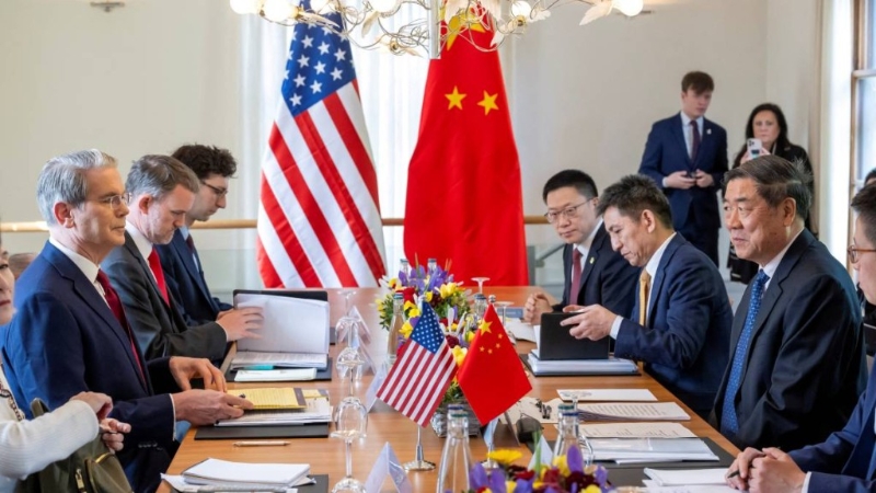 美财长贝森特和副总理何立峰上月在瑞典会晤。 美财长贝森特和副总理何立峰上月在瑞典会晤。