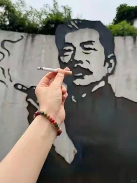 游客喜爱在鲁迅吸烟的墙画前点烟打卡。