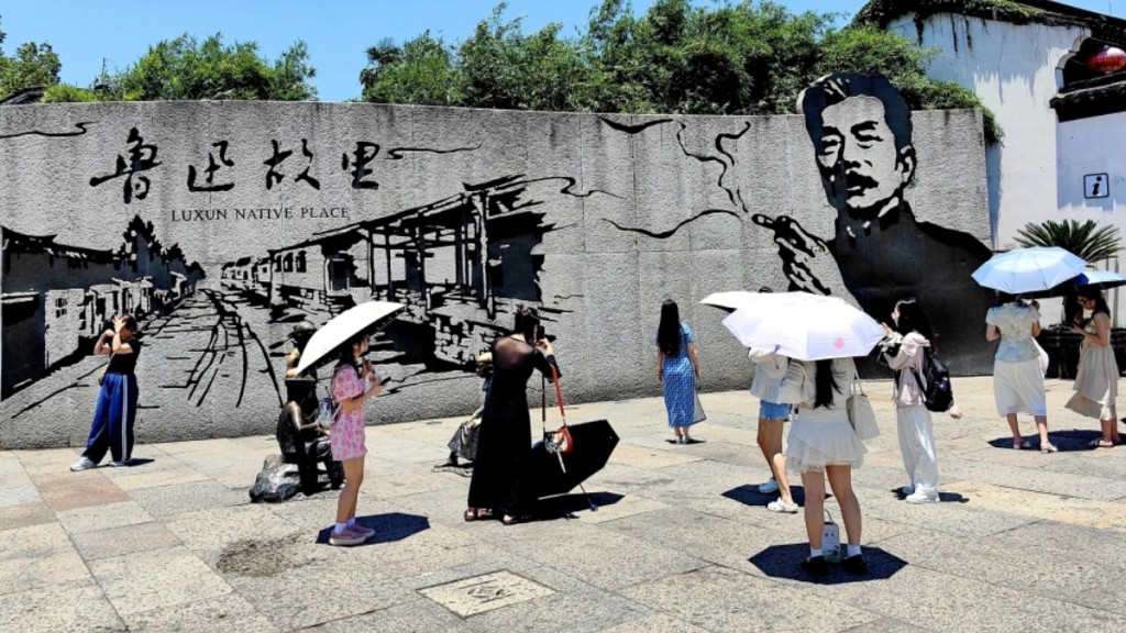 鲁迅抽烟墙画早前被人投诉。