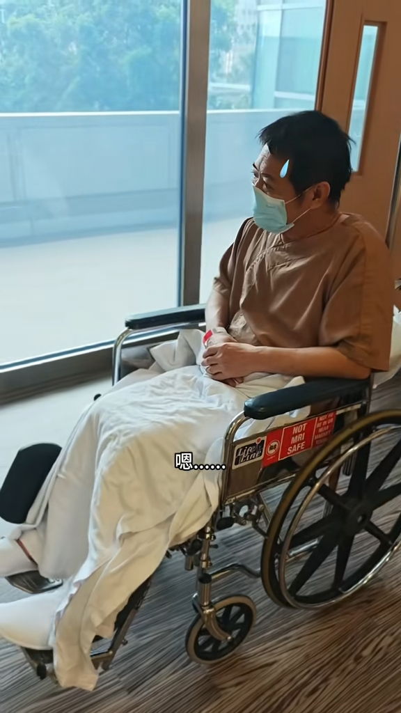 李连杰坐轮椅。
